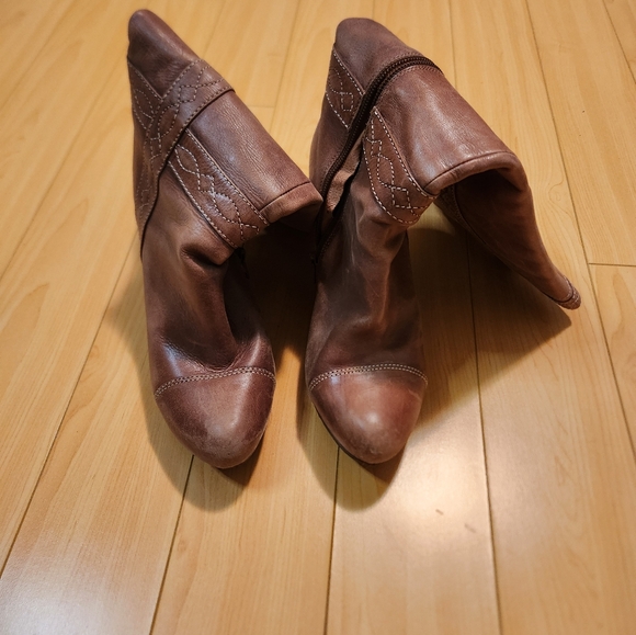 Brown leather boots - Picture 2 of 6